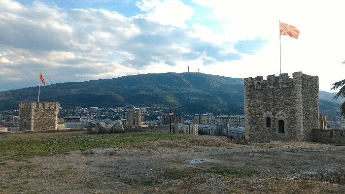 pevnost Kale s pozadím Skopje a dominantní horou Vodno